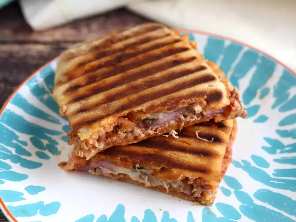 Przepis Panini z tuńczykiem, pomidorami i kaparami