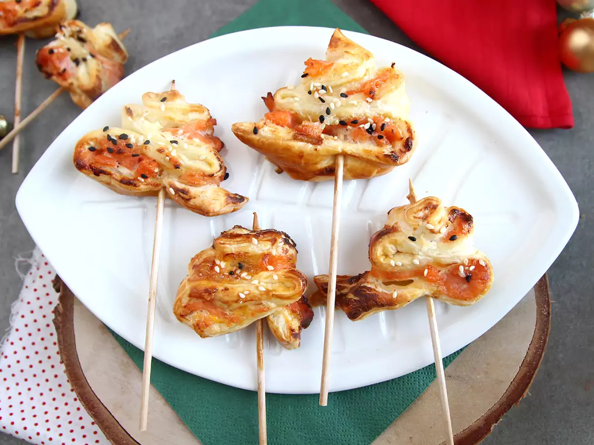 Przepis Jodły z ciasta francuskiego z dwoma rodzajami łososia