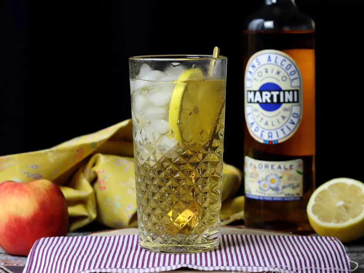 Przepis Bezalkoholowy martini spritz - słodki i kwiatowy koktajl na aperitif
