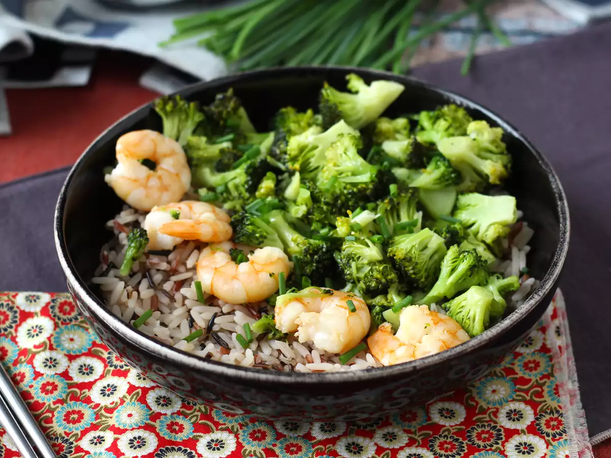 Przepis Pełnoziarnisty ryż z brokułami i krewetkami! łatwy i zrównoważony