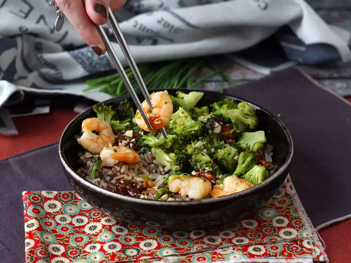 Przepis Brokuły i krewetki w pikantnym koreańskim sosie - prosty, zrównoważony i pikantny posiłek