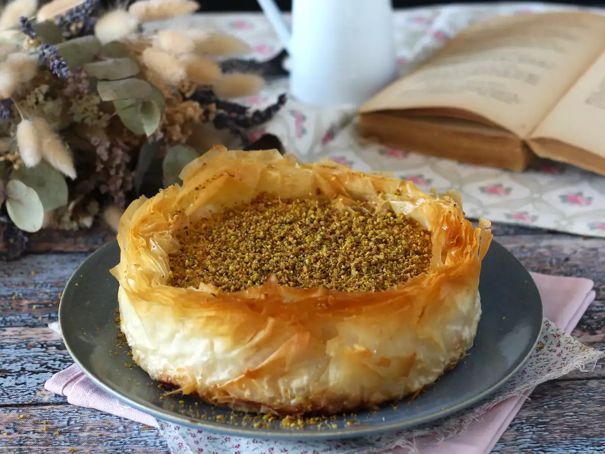Przepis Sernik w stylu baklavy z pistacjami, chrupiący i rozpływający się w ustach
