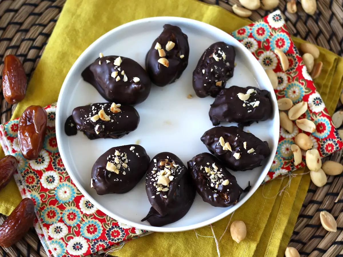 Przepis Domowe snickersy: daktyle, orzeszki ziemne i czekolada - zdrowa przekąska bez dodatku cukru