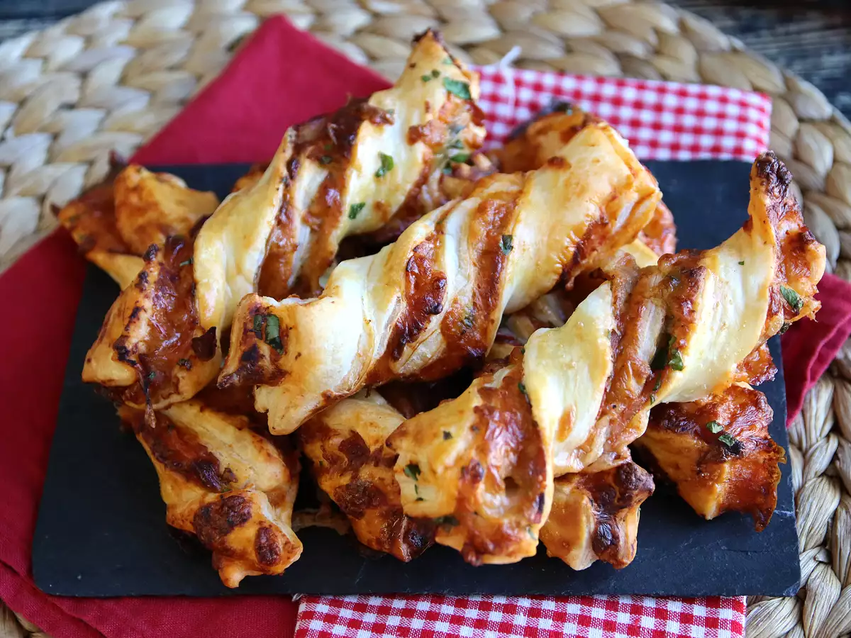 Przepis Maxi skręty z ciasta francuskiego (pomidor, szynka, mozzarella, pietruszka)