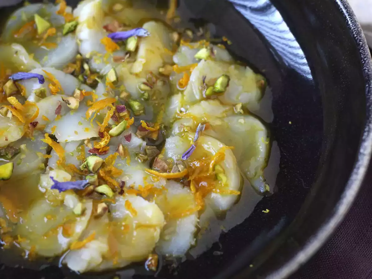 Przepis Carpaccio z przegrzebków z cytrynowym winegretem i pistacjami, elegancka i łatwa do przygotowania przystawka