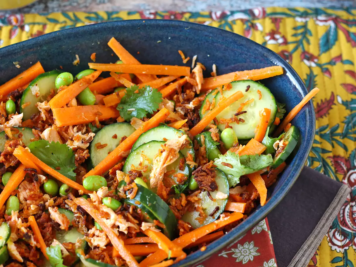 Przepis Chrupiąca, pikantna sałatka ryżowa z łososiem!