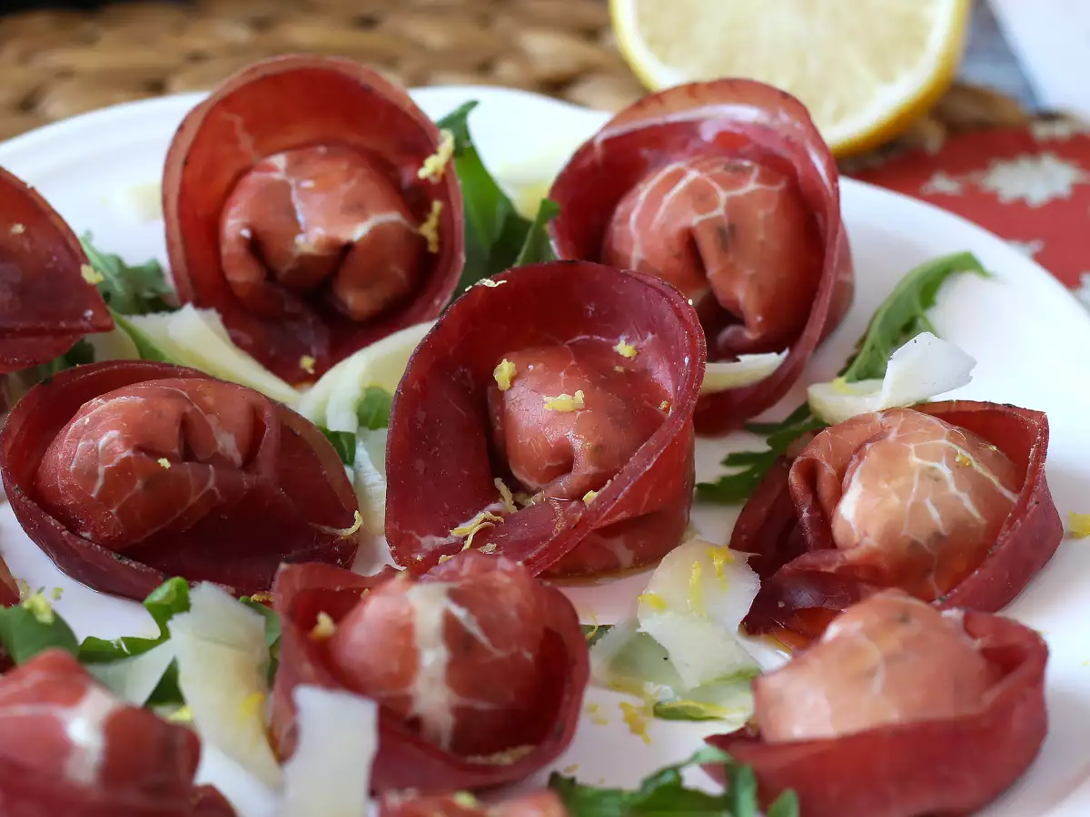 Przepis Tortelloni di bresaola nadziewane rukolą i serem ricotta: smaczne i gotowe w 10 minut!