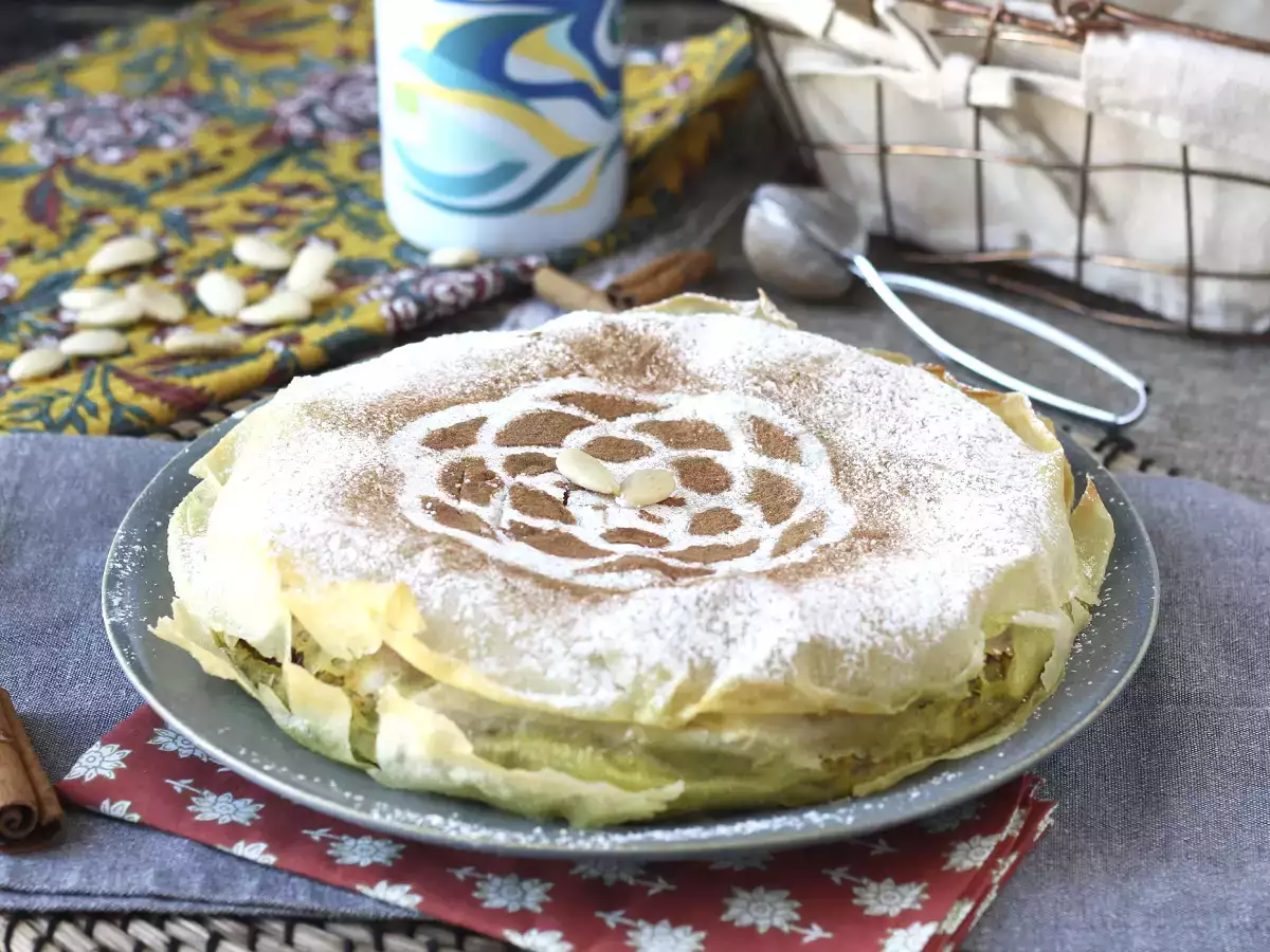 Przepis Tradycyjne marokańskie ciasto z cegiełkami, kurczakiem i przyprawami