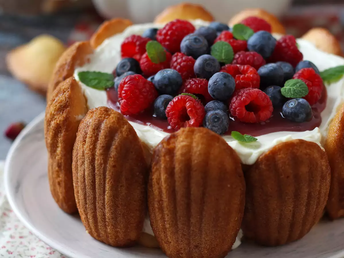 Przepis Charlotte z czerwonych owoców z madeleines