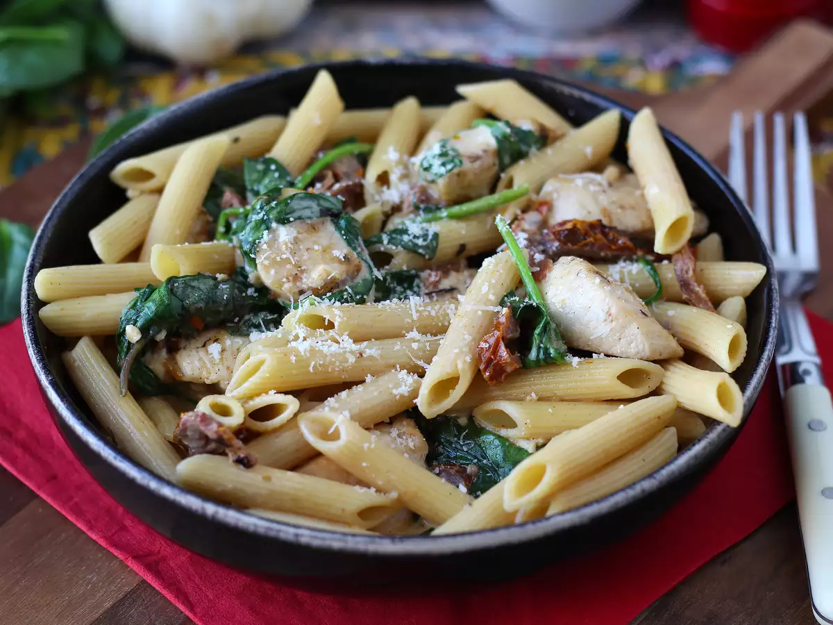 Przepis Marry me chicken pasta: kremowy makaron z kurczakiem, suszonymi pomidorami i parmezanem