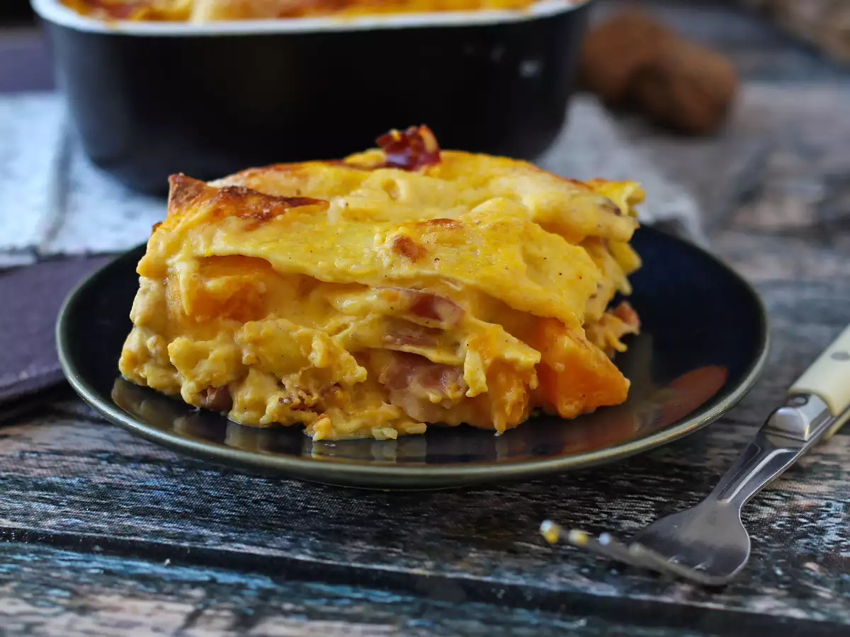 Przepis Kremowe i chrupiące lasagne z dynią, speckiem i orzechami