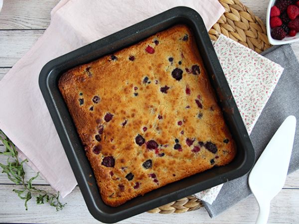 Przepis Brownie z białą czekoladą i czerwonymi owocami (blondie)