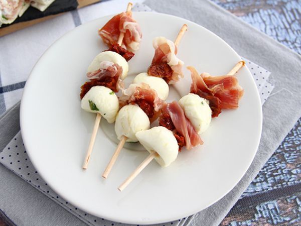 Przepis Korekta: przekąski z mozzarellą, szynką parmeńską i suszonymi pomidorami