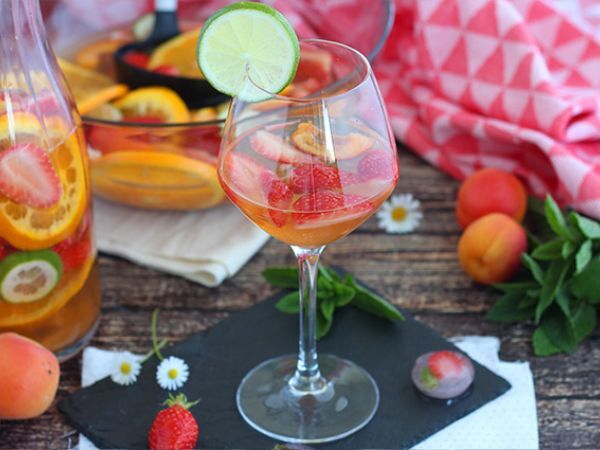 Przepis Sangria z białym winem - biała sangria
