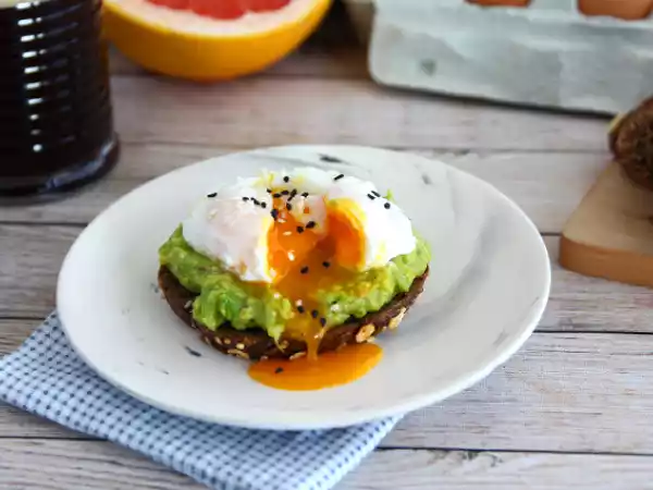 Przepis Tost z awokado i jajkiem w koszulce - avocado toast