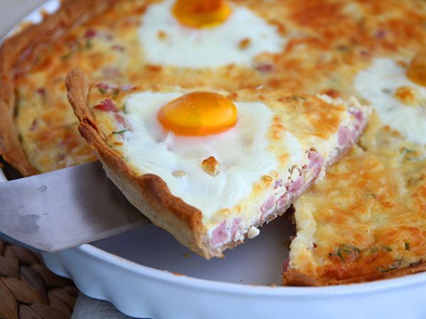 Przepis Quiche z jajkami i szynką