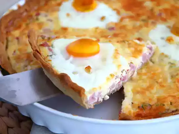 Przepis Quiche z jajkami i szynką