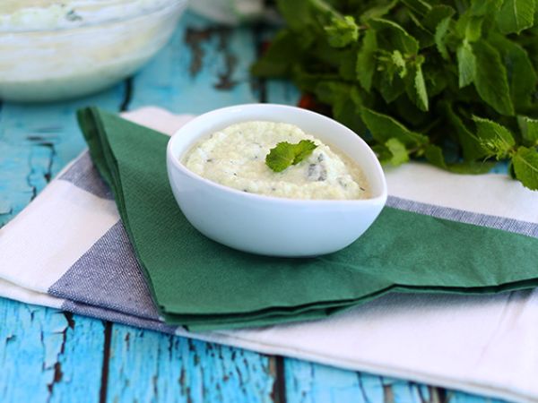 Przepis Tzatziki, grecki sos z ogórków i jogurtu