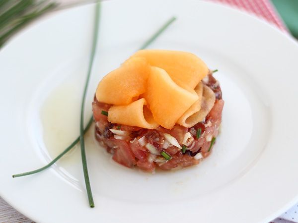 Przepis Tatar z szynki, melona i pomidorów