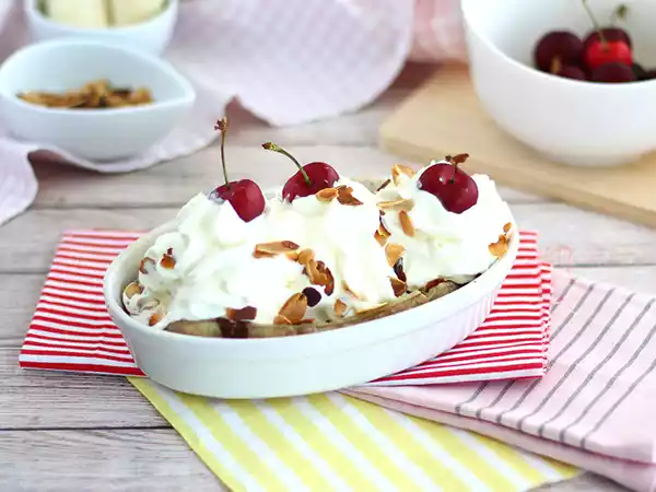 Przepis Banana split, słynny mrożony deser