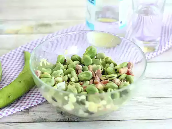 Przepis Sałatka z bobu z boczkiem