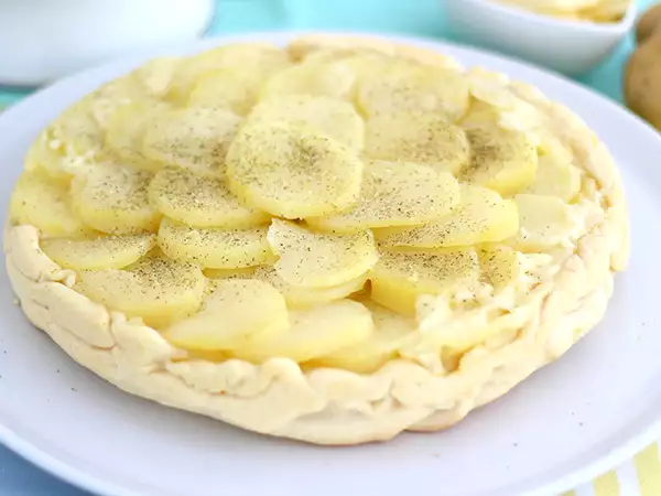 Przepis Tarta tatin z ziemniakami i serem cantal