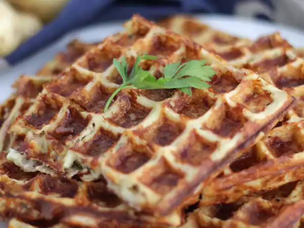 Przepis Gofry z boczkiem, serem comté i ziemniakami