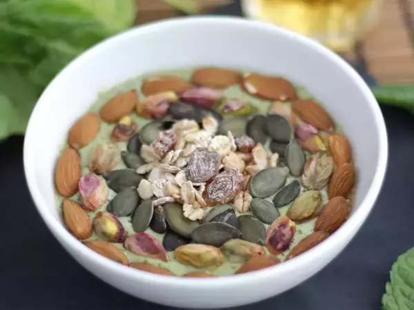 Przepis Smoothie bowl z kiwi, miętą i pędami szpinaku