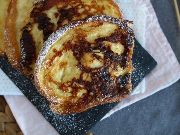 Przepis Wilgotna i chrupiąca brioche perdu