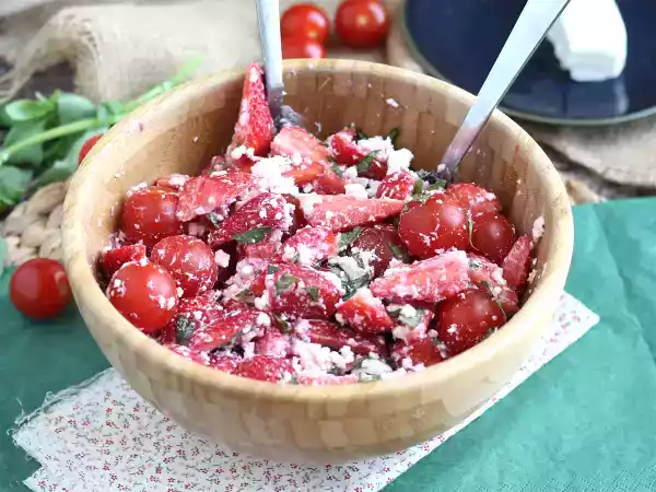 Przepis Sałatka z truskawkami, pomidorami, fetą i bazylią