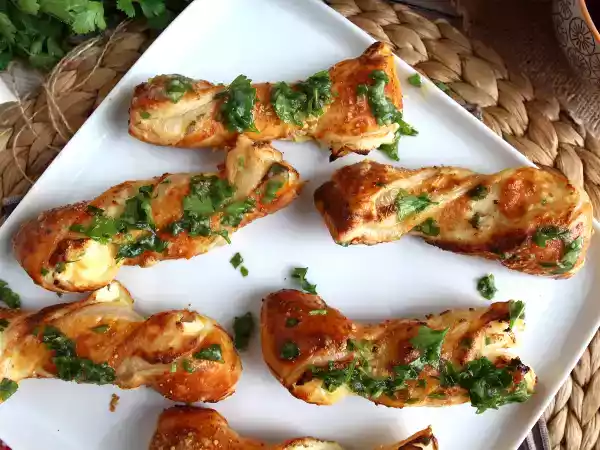 Przepis Skręty z ciasta francuskiego z serem i pietruszką: obowiązkowy przepis na aperitif