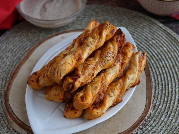 Przepis Twist z ciasta francuskiego z pesto rosso i mozzarellą