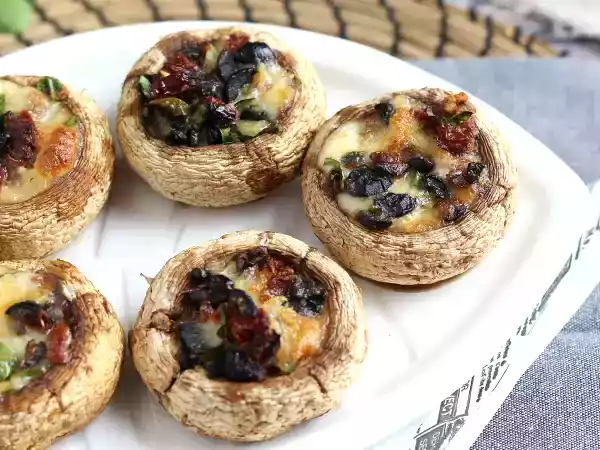 Przepis Pieczarki faszerowane i pieczone (świetny pomysł na aperitif)