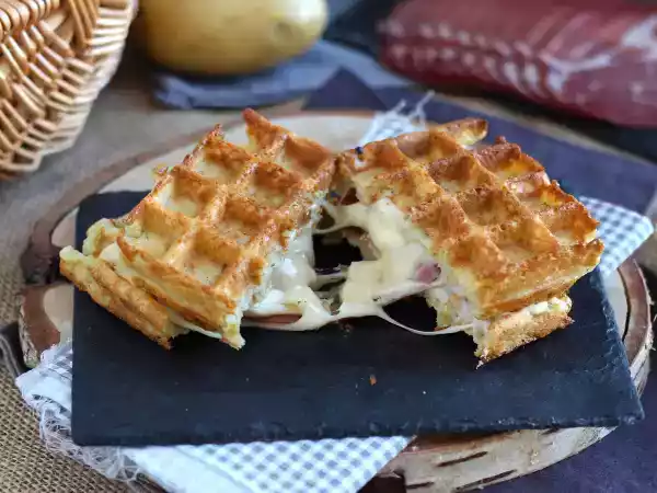 Przepis Kanapka z waflami ziemniaczanymi z raclette - najlepsze danie komfortowe