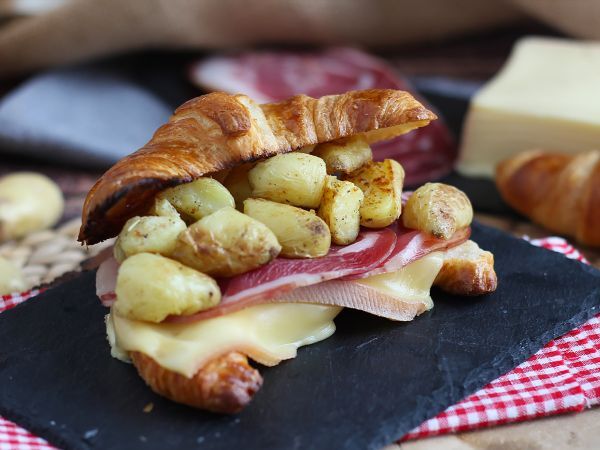 Przepis Kanapka z rogalikiem raclette na udany brunch!