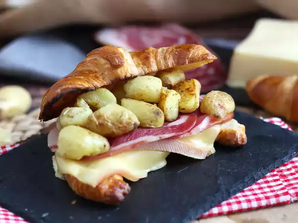 Przepis Kanapka z rogalikiem raclette na udany brunch!