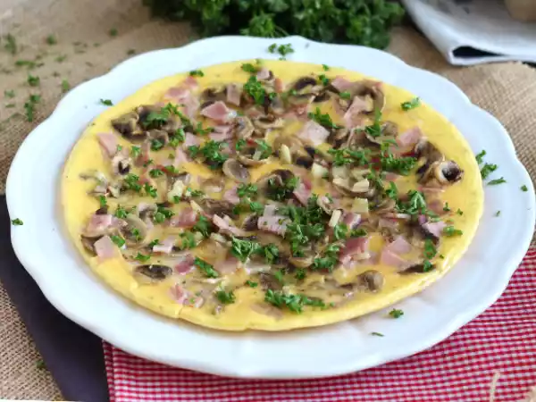 Przepis Prosta omlet z pieczarkami, szynką i natką pietruszki