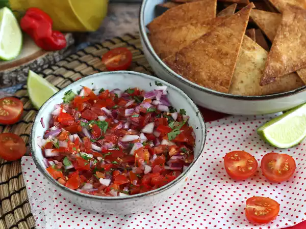 Przepis Pico de gallo i domowe chipsy tortilla