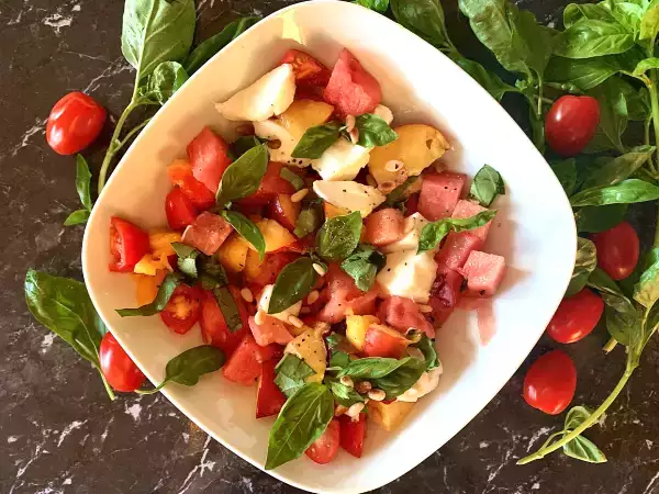 Przepis Letnia sałatka z arbuzem, pomidorem i nektarynką