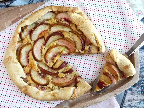 Przepis Rustykalna tarta z brzoskwiniami i rozmarynem