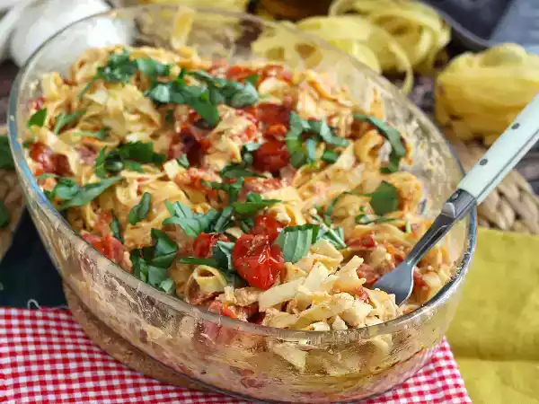 Przepis Tagliatelle feta z pomidorkami koktajlowymi - zapiekany makaron z fetą