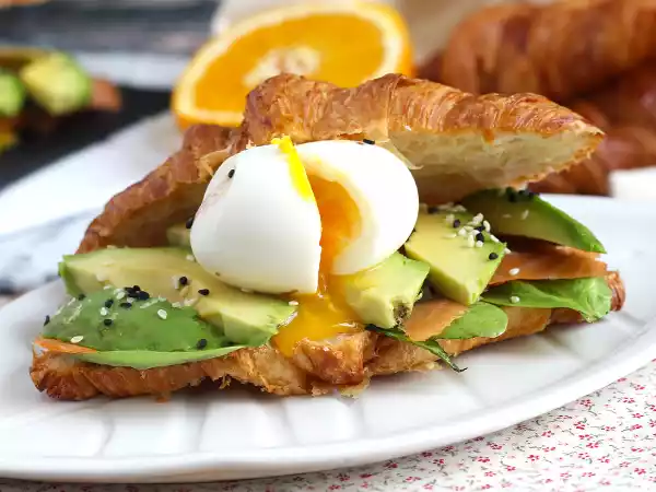 Przepis Kanapka brunchowa z croissantem