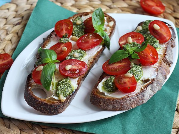 Przepis Kanapki z serem śmietankowym, pesto i pomidorkami koktajlowymi