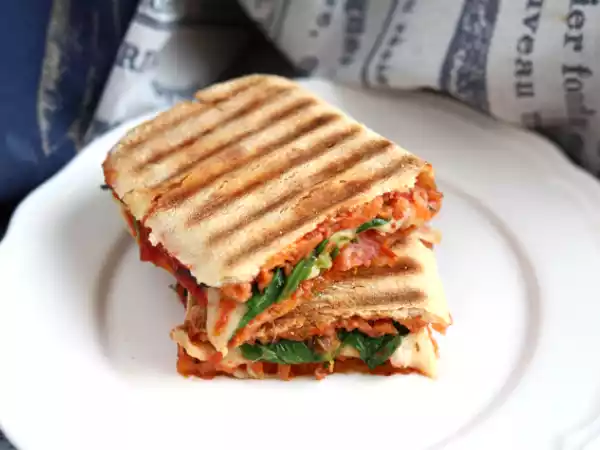 Przepis Panini z chorizo i serem emmental