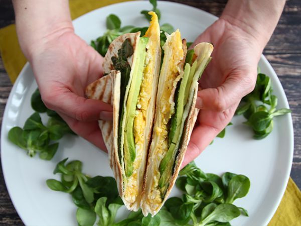 Przepis Grzanka w stylu brunchowym - tortilla wrap hack