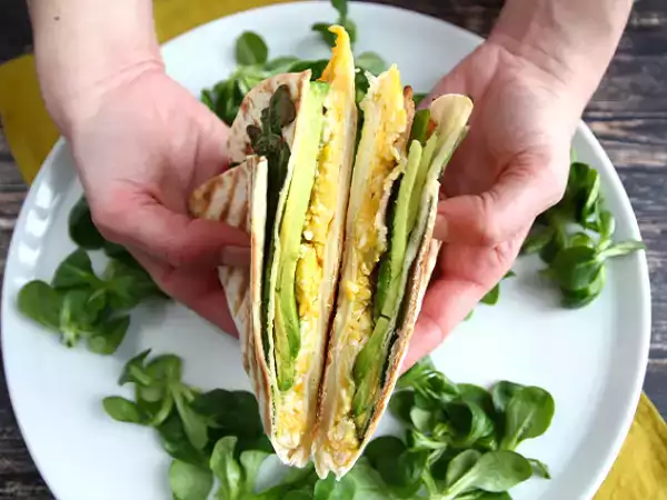 Przepis Grzanka w stylu brunchowym - tortilla wrap hack