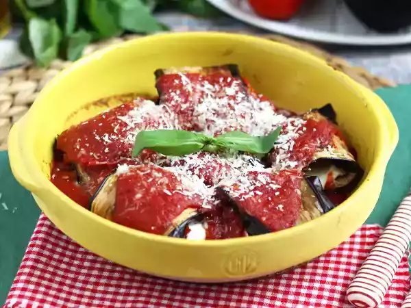 Przepis Roladki z bakłażana w sosie pomidorowym z parmezanem