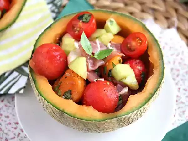 Przepis Sałatka z melona na melonie