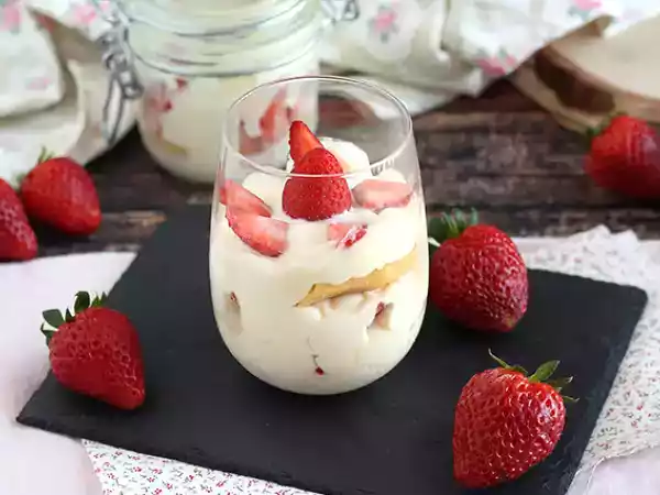 Przepis Schłodzone tiramisu z truskawkami w szklankach