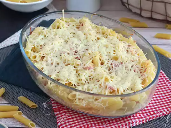 Przepis Zapiekanka makaronowa z szynką i serem